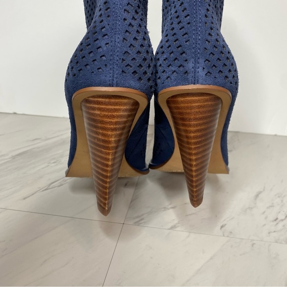 Vince Camuto Yolandal Blue Cutout Suede Pointy Toe Heeled Bootie 9M - Picture 4 of 15